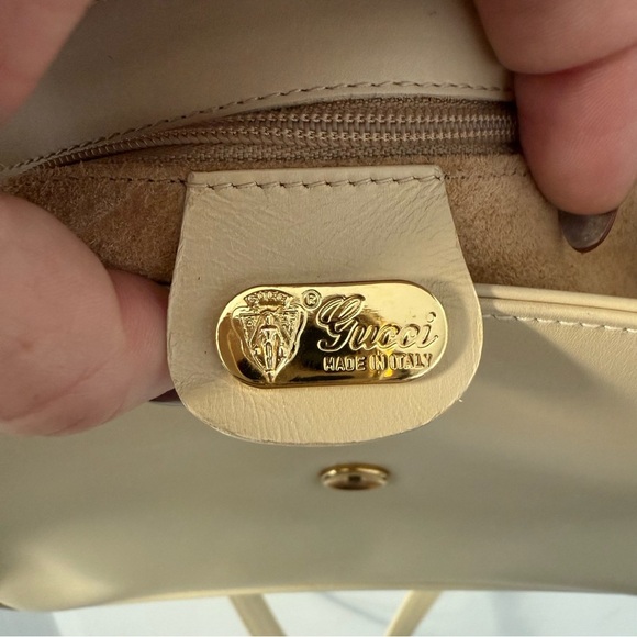 Vintage Gucci cream beige leather shoulder bag with gold GG turnlock closure - Picture 13 of 16